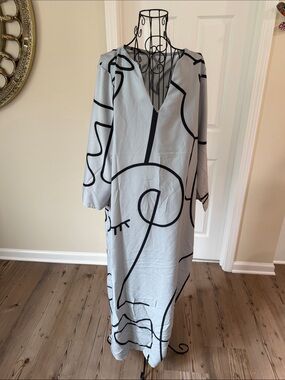 chic Light Gray Maxi Dress with Black Abstract Lines
